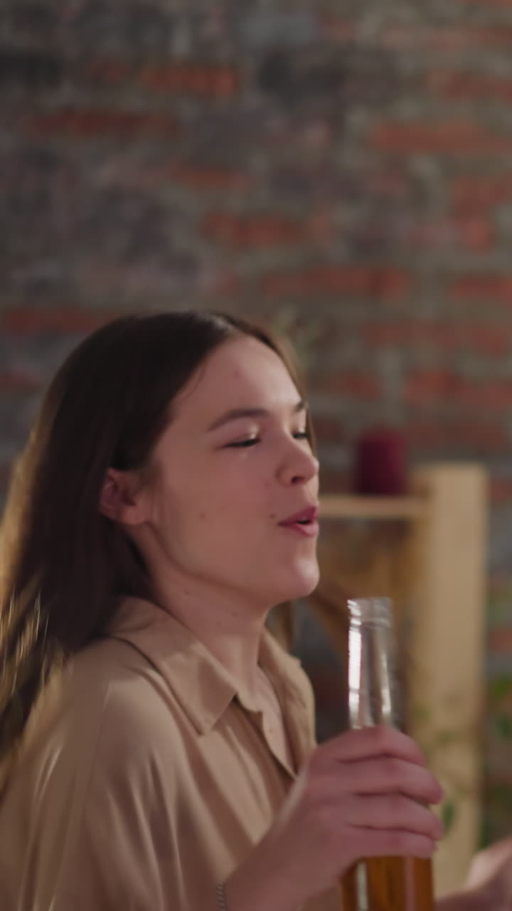 mujeres muy emocionadas sonando botellas de cerveza celebrando con amigos la victoria del equipo de fútbol en elegante cámara lenta plana. seguidores deportivos emocionales en un gran partido