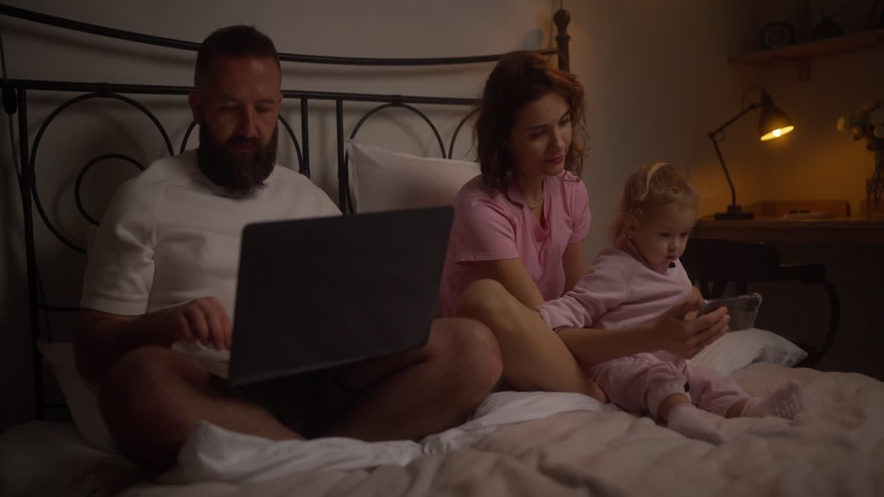 tiempo con la familia en la cama