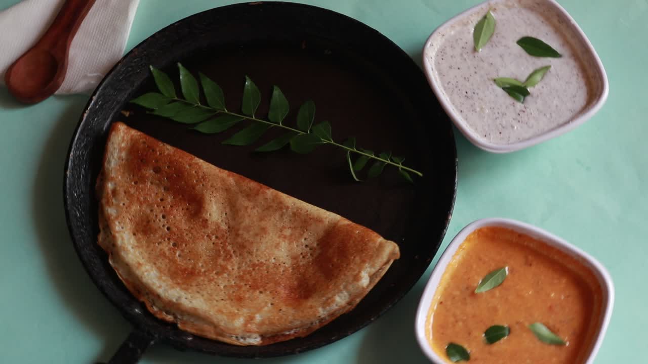 masala dosa giratoria, juego de comida del sur de la india dosa, sambhar y chutney de coco fondo verde