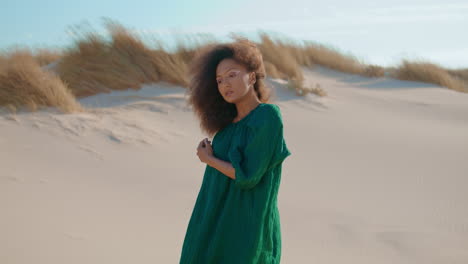 niña intérprete bailando en el desierto el día de verano. bailarina que se mueve sensualmente.