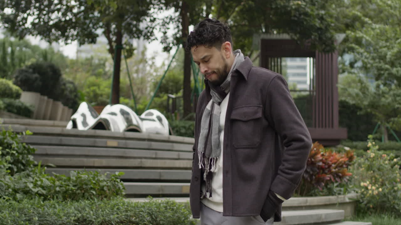 화가 난 잘생긴 중년 남자가 공원에서 고 생각하고 있다.