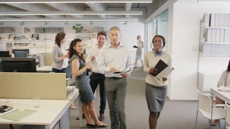 imágenes de video de 4k de un grupo diverso de hombres de negocios que se ven conmocionados en la oficina