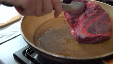 hombre cocinando