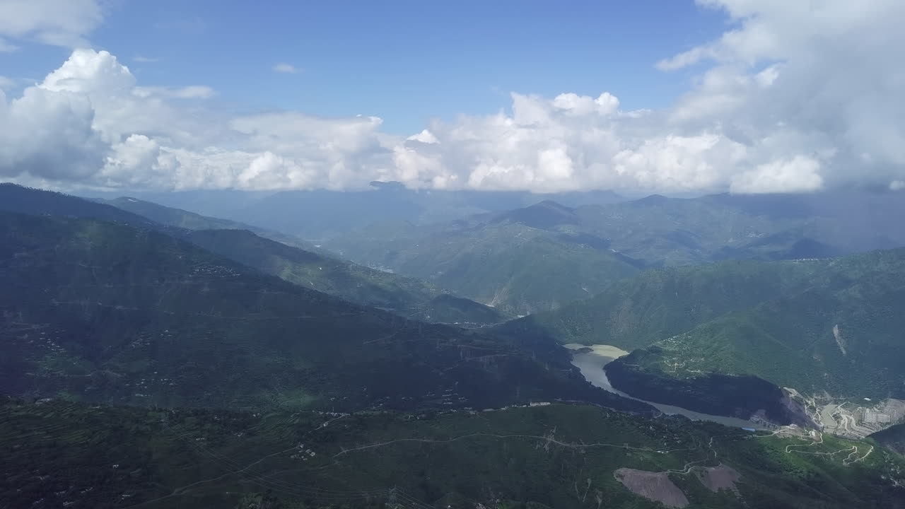 강과 구름이 있는 산 계곡 풍경