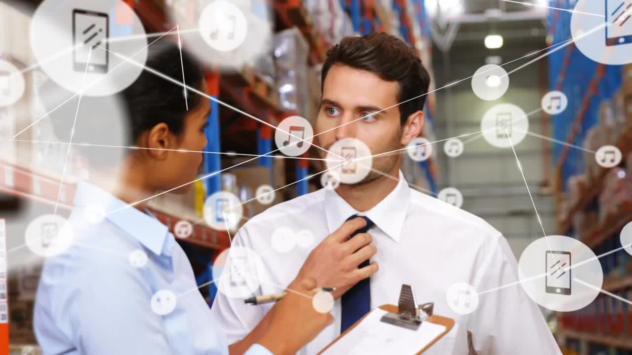 animación de redes de conexiones con iconos sobre personas que trabajan en el almacén