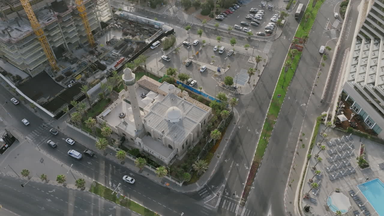 Video aereo che ruota attorno a una piccola moschea sulla costa a Tel Aviv, Israele