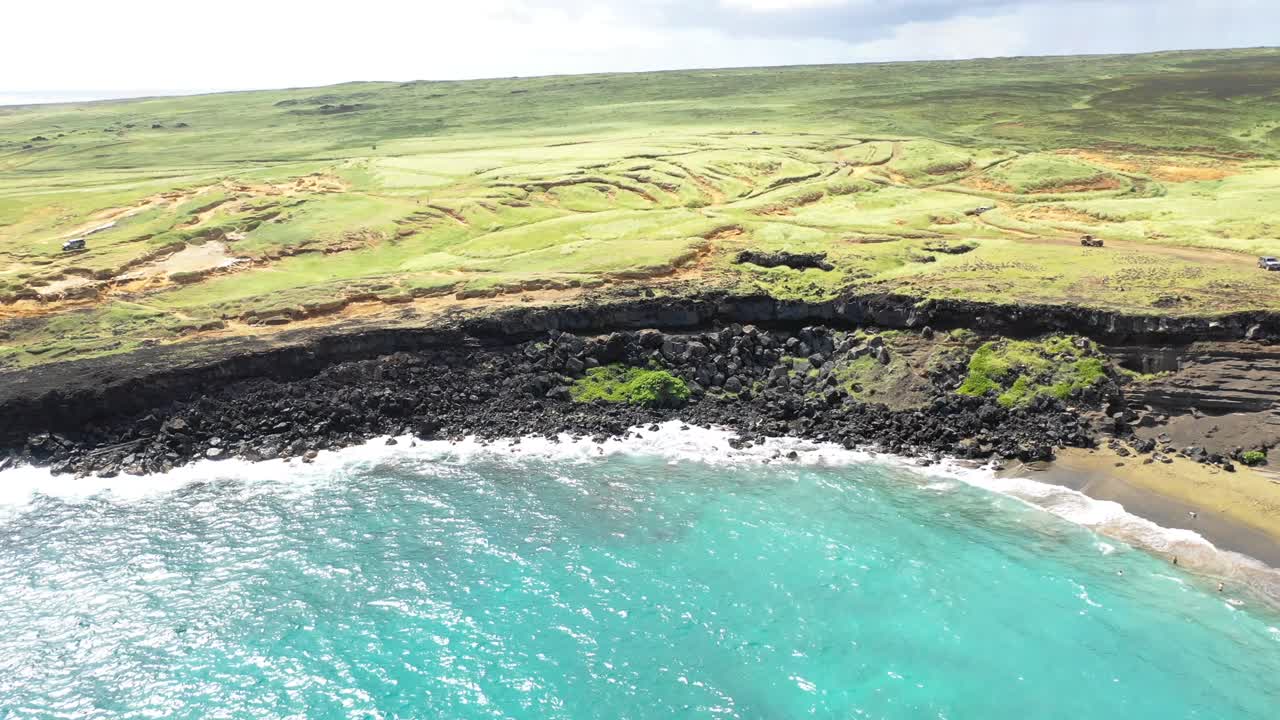 큰 섬 에 있는 초록색 모래 해변
