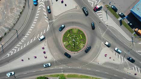 tráfico urbano ocupado. vista aérea del tráfico en la carretera circular de la ciudad durante el día. imágenes de stock de 4k.