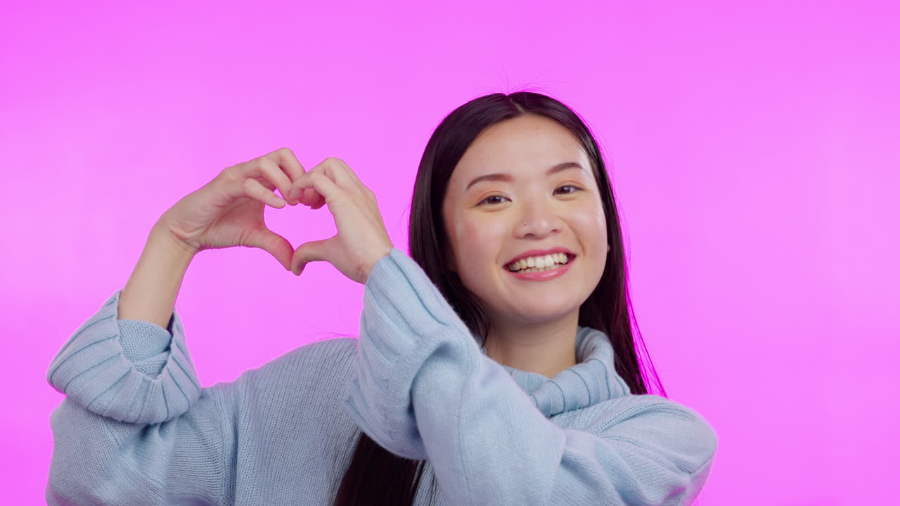 여자, 심장 손과 미소와 함께 초상화