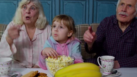 Abuelo-Y-Abuela-Mayores-Comiendo-Palomitas-De-Maíz-Y-Asustados-Viendo-Películas-De-Terror-En-Casa