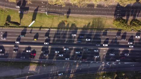 vista aérea de la carretera general paz en la ciudad de buenos aires al atardecer con el tráfico pesado que entra y sale de la provincia