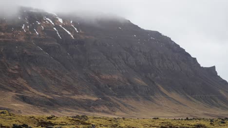 Paisaje-De-Islandia-Con-Montañas-Nubladas-En-4k