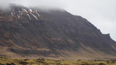 paisaje de islandia con montañas nubladas en 4k