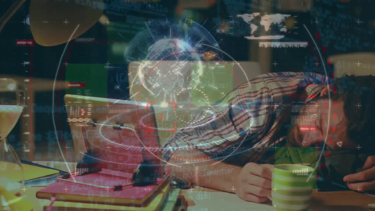 animación de globos, círculos, mapas y lenguaje de programación sobre un hombre caucásico cansado durmiendo en el escritorio.