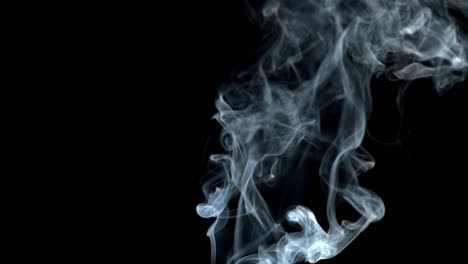 un chorro de humo sobre un fondo negro.