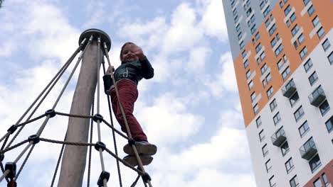 niños jugando en un patio de recreo