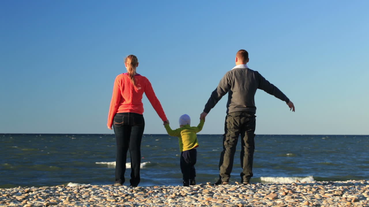 Giovane famiglia al mare