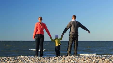 Junge-Familie-Am-Meer