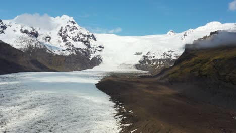 Luftaufnahme-Des-Vatnajökull-Gletschers-In-Island-Mit-Rauem-Gelände-Und-Schneebedeckten-Gipfeln-Unter-Klarem-Himmel