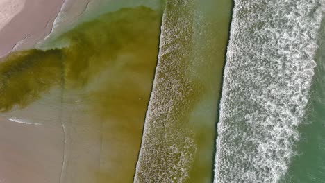 Blick-Aus-Der-Vogelperspektive-Auf-Wasserwellen,-Die-Am-Lagunenstrand-In-Kapstadt,-Südafrika,-An-Land-Gespült-Werden