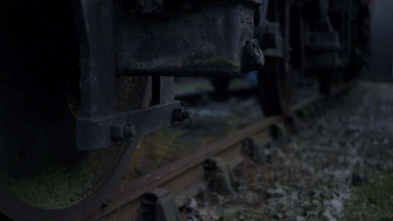 트랙의 기차 바퀴가 낮은 줌 샷을 닫습니다.