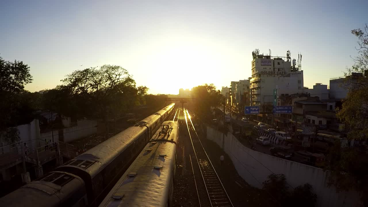 tren que sale de la estación durante la puesta de sol en chennai, india