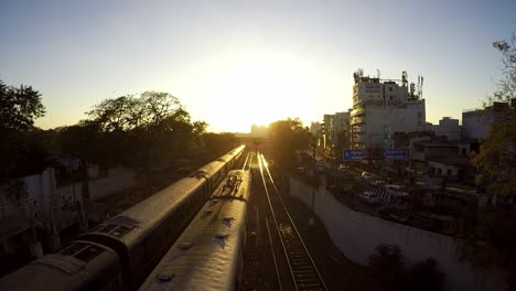 trem saindo da estação durante o pôr do sol em chennai, índia