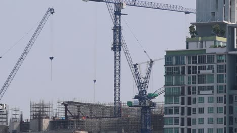 materiales de elevación de grúas en el sitio de construcción de rascacielos