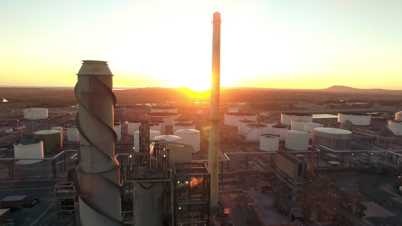 принося власть массам.