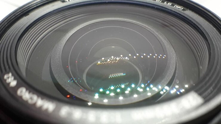 Primo piano di un obiettivo macro per fotocamera DSLR.