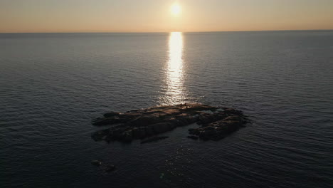 grupo de amigos de pie solos en una isla al atardecer