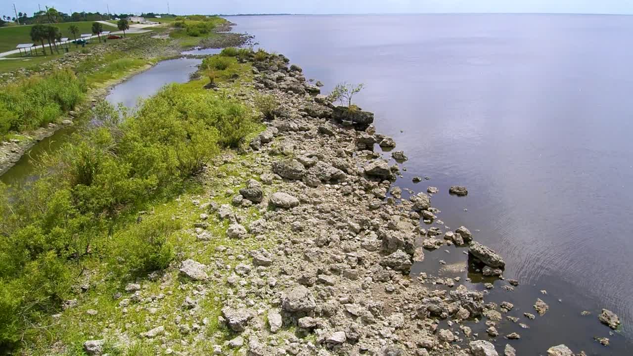 lago okeechobee línea de la costa vista aérea empujando