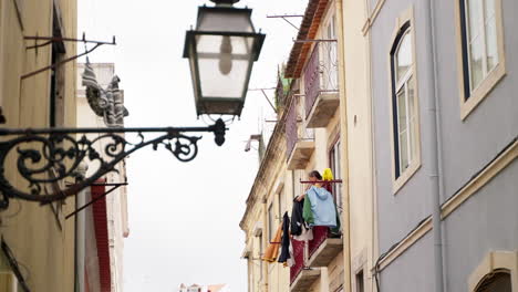 secando ropa en un balcón en un callejón de una ciudad europea