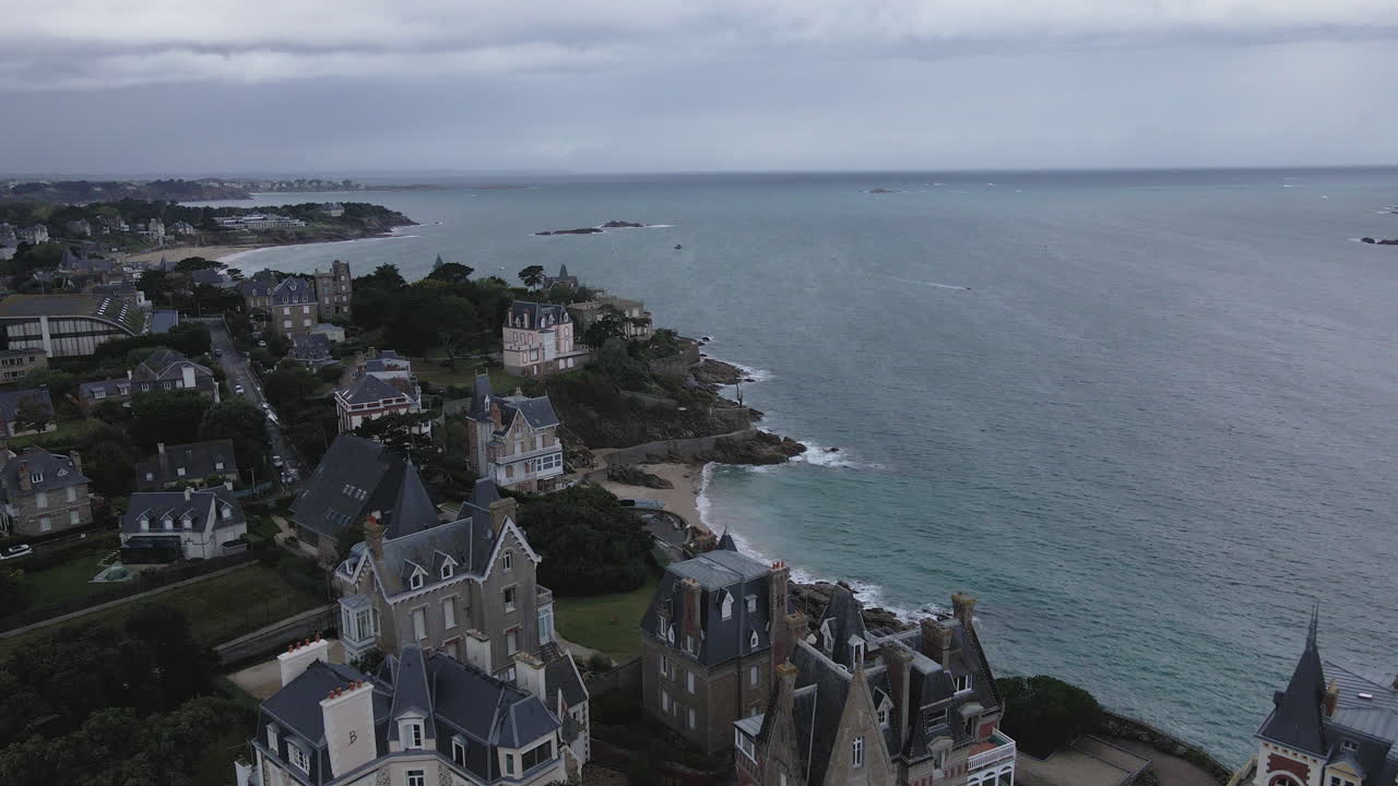 drone volando sobre lujosas villas en los acantilados de dinard, bretaña en francia