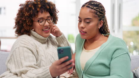 Telefon,-Frauen-Und-Ein-Paar-Freunde-Auf-Einem-Sofa