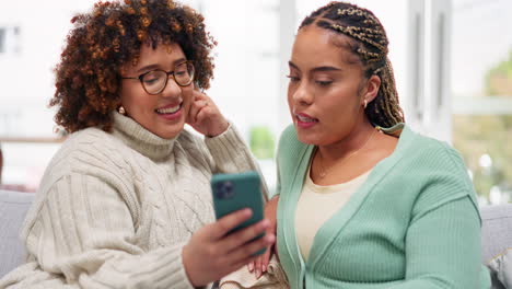 teléfono, mujeres y un par de amigos en un sofá