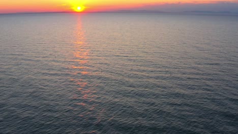 Puesta-De-Sol-Sobre-El-Mar-Con-Gaviotas,-Dron-Aéreo