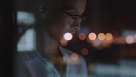 cerca hermosa mujer de negocios trabajando hasta tarde usando una tableta navegando datos de investigación estadísticas en la pantalla lluvia de ideas exitoso proyecto fecha límite estrategia mirando por la ventana planificación por delante