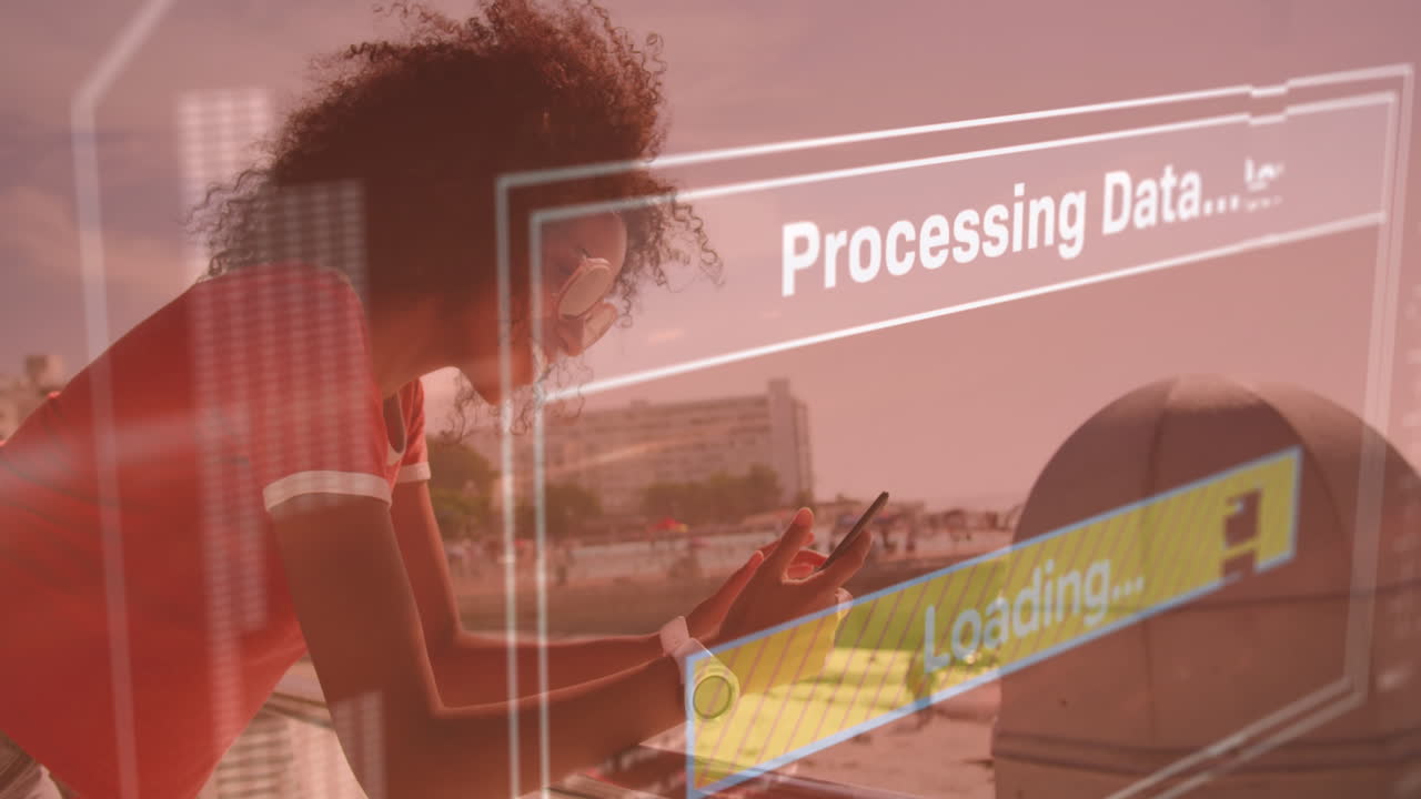 animación del procesamiento de datos en la pantalla sobre una mujer que usa un teléfono inteligente