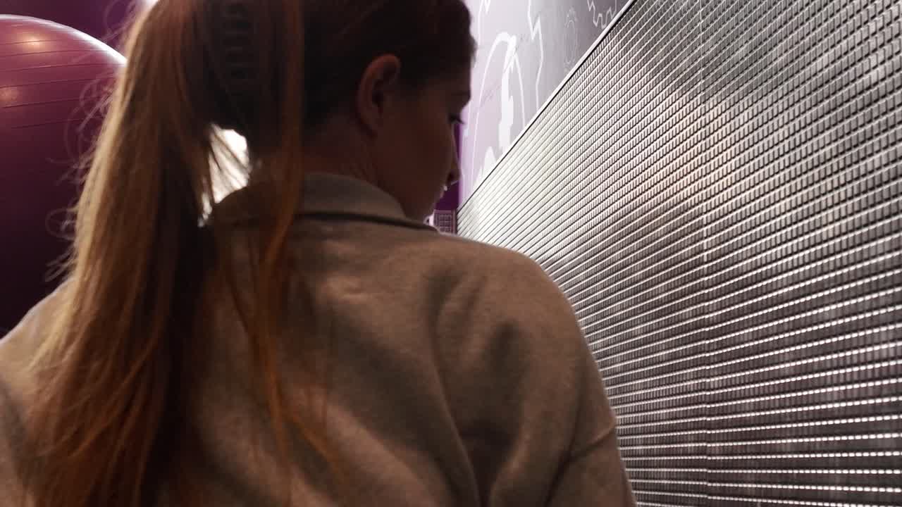 una mujer poderosa haciendo un entrenamiento en un gimnasio haciendo un calentamiento