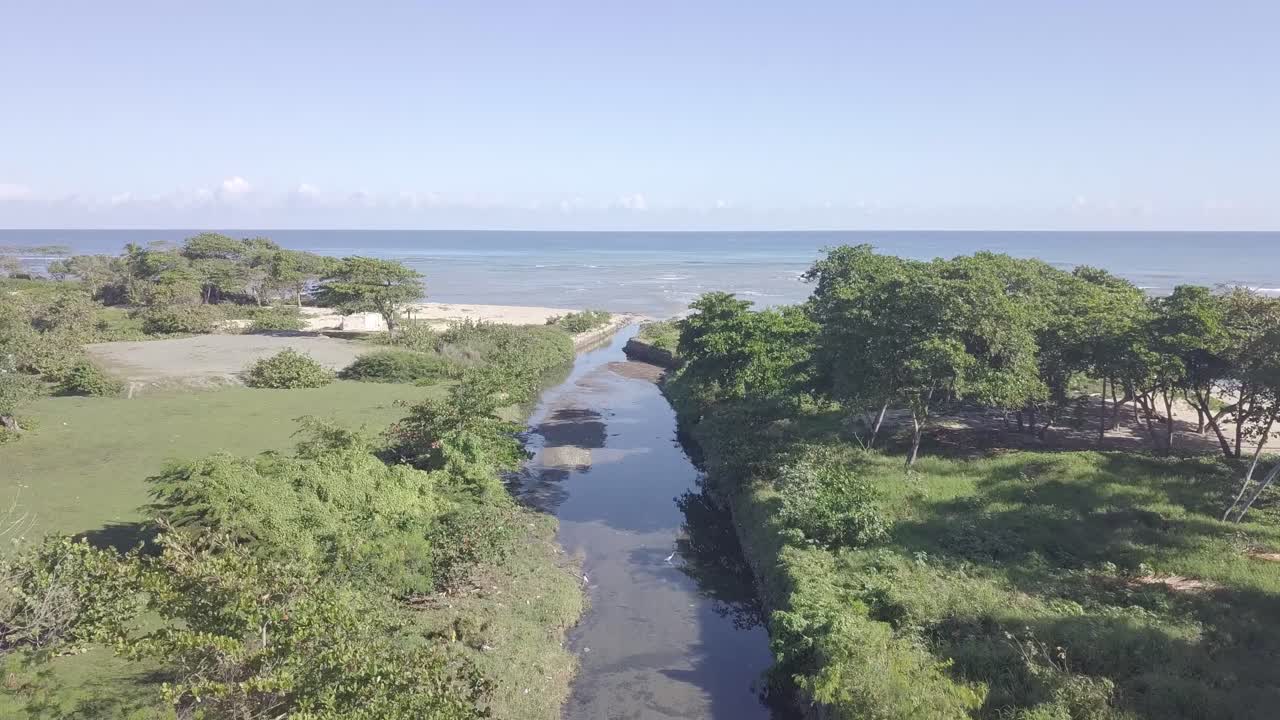 drone volando hacia el océano desde el resort junto al mar en antena 4k república dominicana puerto plata