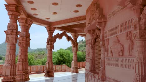 Künstlerischer-Handgeschnitzter-Jain-Tempel-Aus-Rotem-Stein-Am-Morgen-Aus-Einem-Einzigartigen-Blickwinkel.-Das-Video-Wurde-In-Shri-Digamber-Jain-Gyanoday-Tirth-Kshetra,-Nareli-Jain-Mandir,-Ajmer,-Rajasthan,-Indien-Aufgenommen