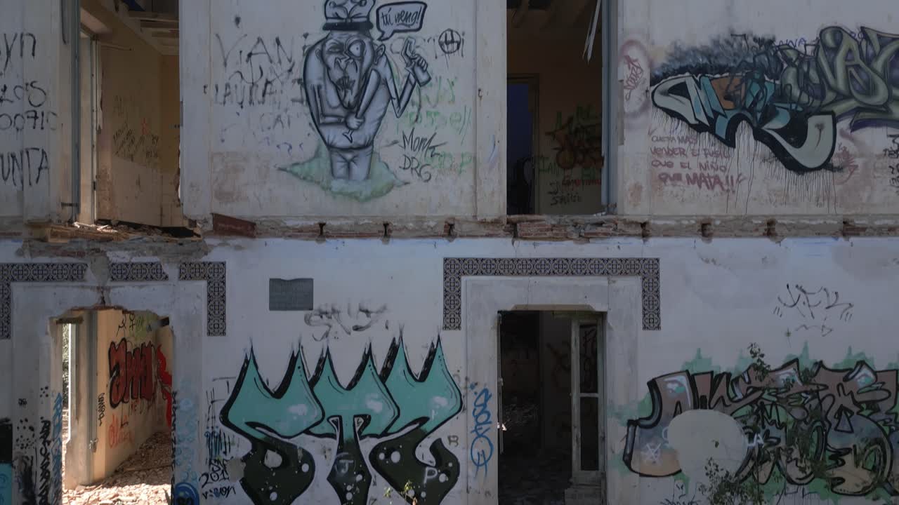 버려진 건물에서 지하 1층에서 지붕까지 그리고 그 너머의 공중 공개