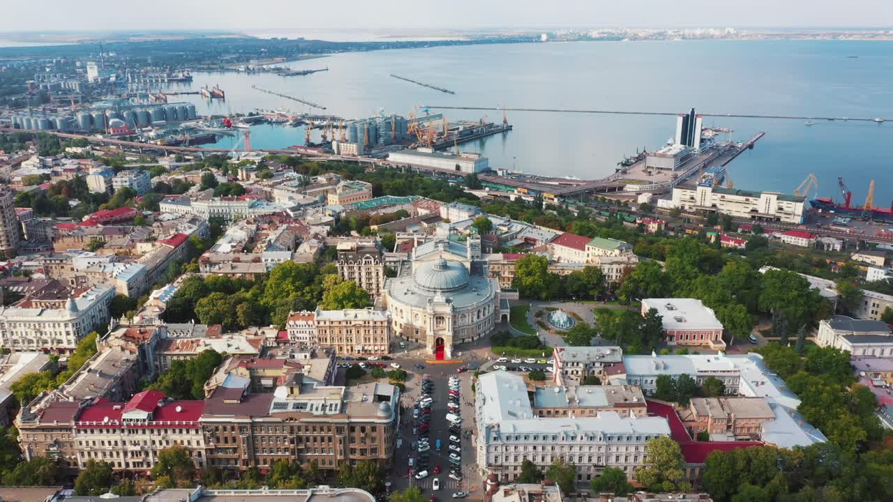 paisaje de la ciudad de odessa con la ópera y el puerto desde arriba