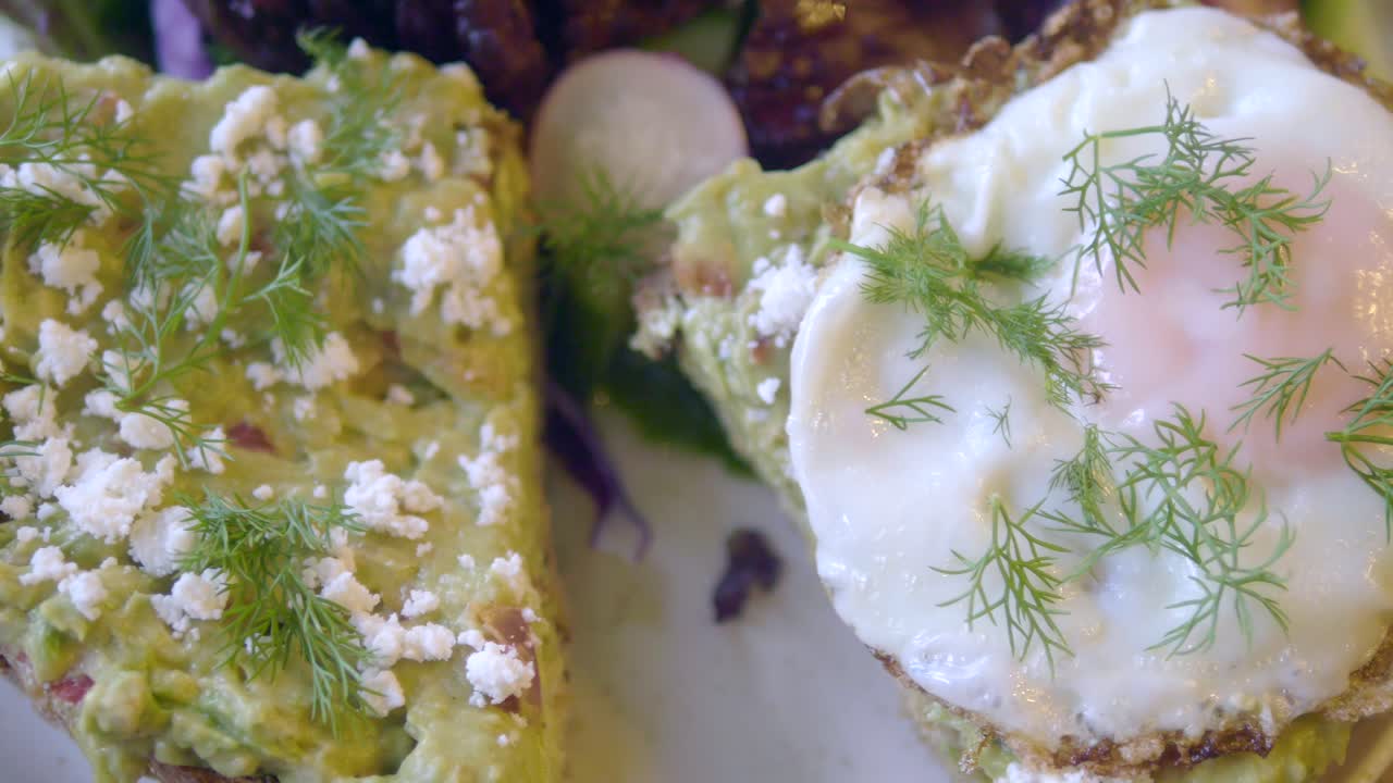 달걀 프라이를 곁들인 아보카도 토스트