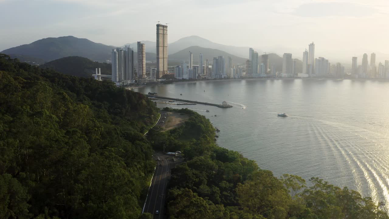 vista aérea de drones avanzando revelando balneario camboriu durante la puesta de sol, santa catarina, brasil