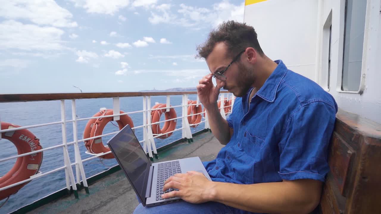 joven trabajando con una computadora portátil en cámara lenta.