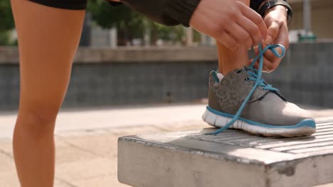 sección baja de la mujer atando cordones de zapatos en la ciudad 4k