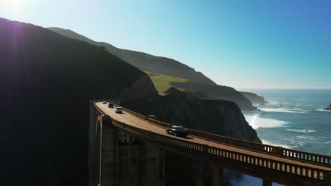 캘리포니아의 태평양 해안 고속도로에서 비그 서 주립 공원 (big sur state park) 의 경치 좋은 해안선에 있는 스비 크리크 다리 (bixby creek bridge) 의 드론