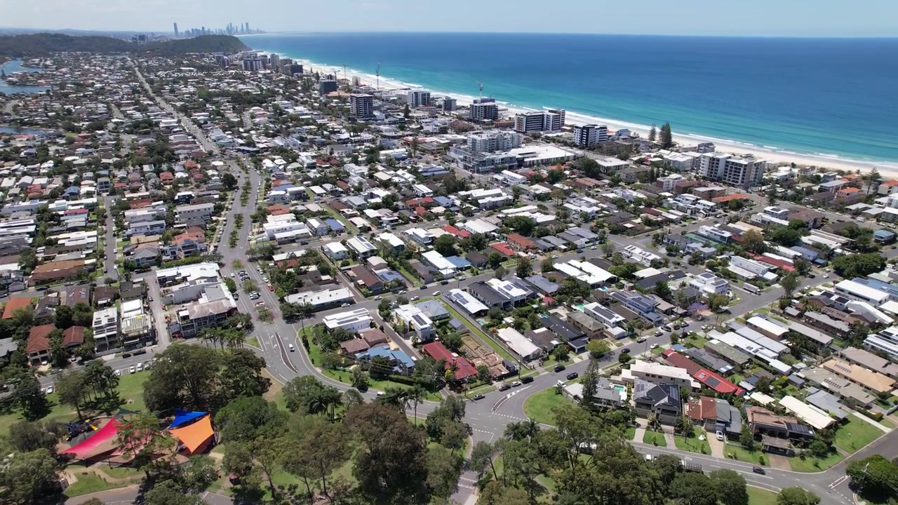 Hồ Cavemans và Công viên Laguna ở vùng ngoại ô ven biển Palm Beach thuộc Queensland, Úc. Máy bay không người lái bay lên